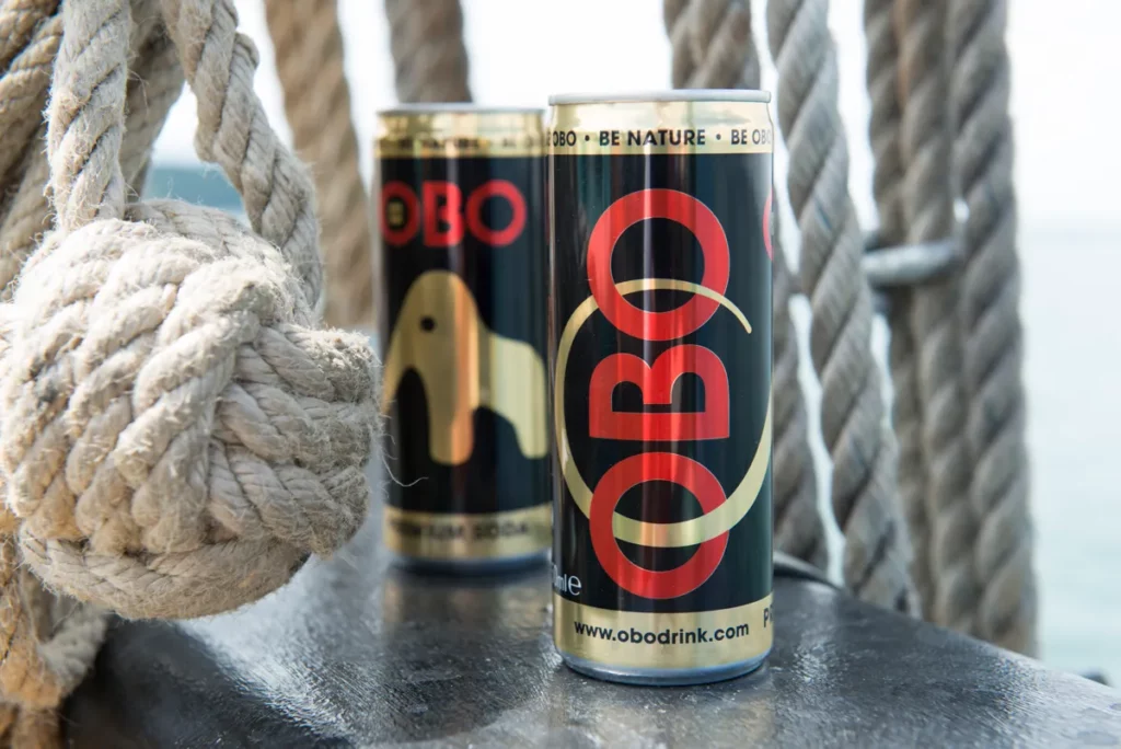 canettes de soda avec cordes en arrière plan