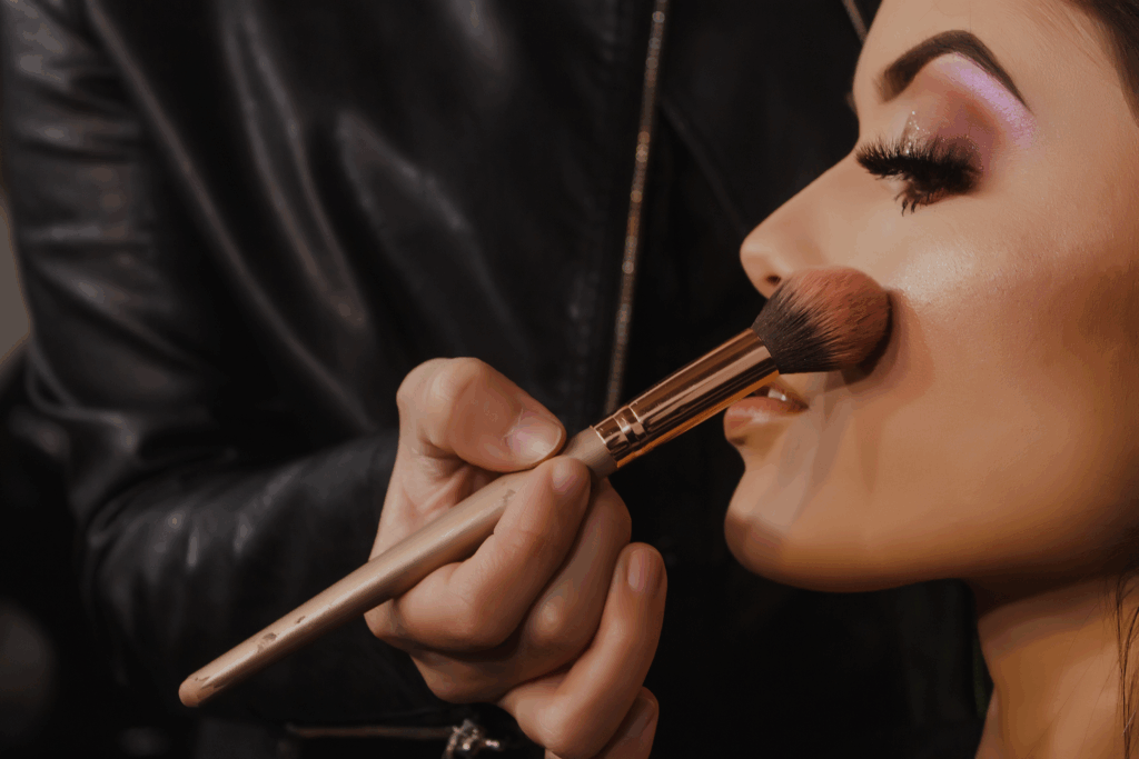 maquilleur qui maquille une femme