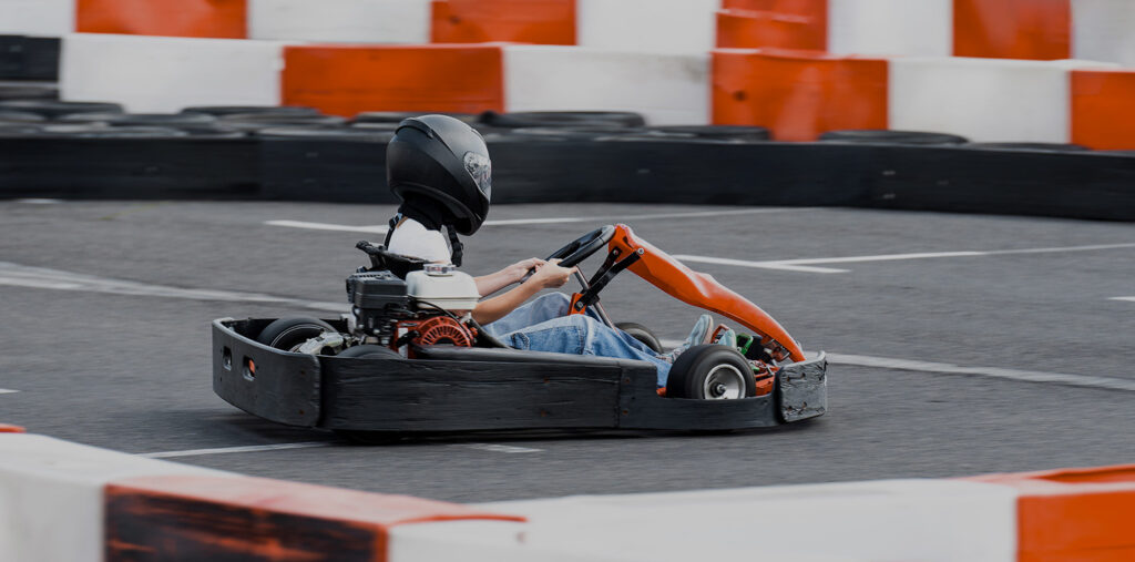 kart avec pilote sur une piste